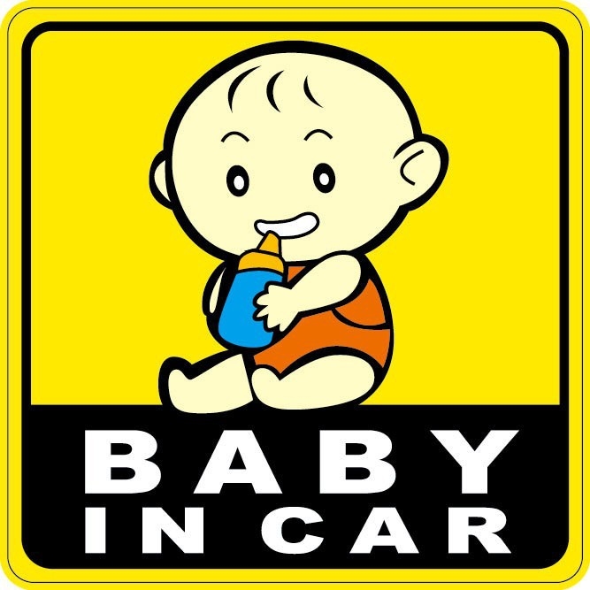 Nálepka na auto - sedící miminko pije z modré láhve