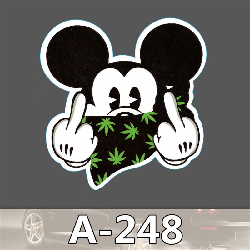 Nálepka na auto - Mickey Mouse ukazuje fakáče